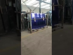 donkerblauw reflecterend glas