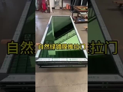 donkergroen reflecterend glas